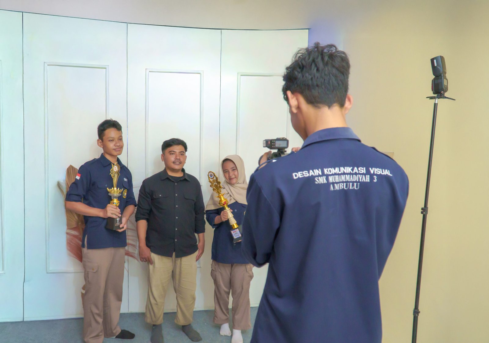 Siswa praktik desain grafis